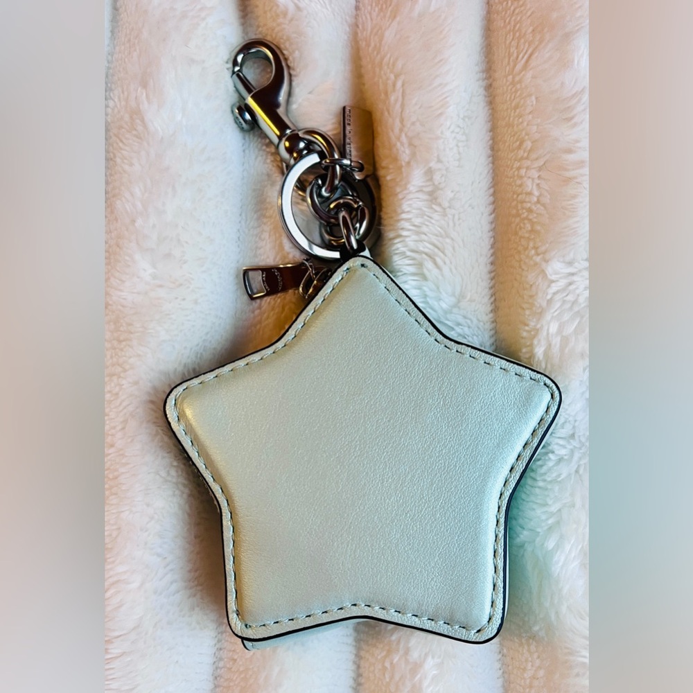 ⭐️ Coach Star Bag Charm / Coin Case in Pearlized Smooth Leather ⭐️ - Picture 3 of 5